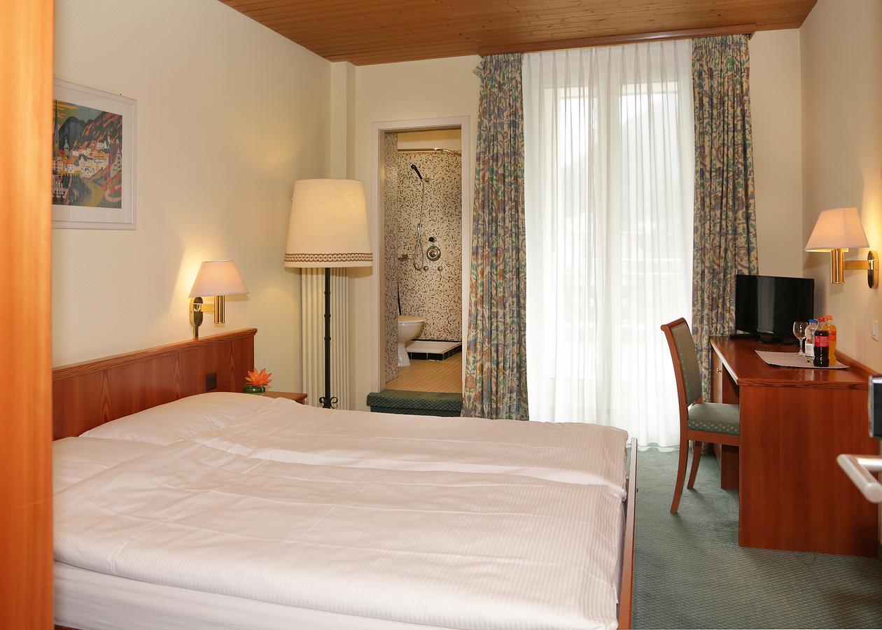 Habitación con cama grande